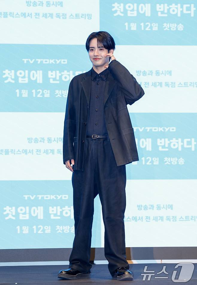 배우 아카소 에이지(赤楚衛二)가 7일 서울 구로구 더세인트에서 열린 일본 테레비 도쿄(TV TOKYO) 드라마 '첫입에 반하다'(김밥과 오니기리, 사랑하는 두 사람은 닮았지만 다르다) 제작발표회에 참석해 포즈를 취하고 있다. '2026.1.7/뉴스1 ⓒ News1 안은나 기자