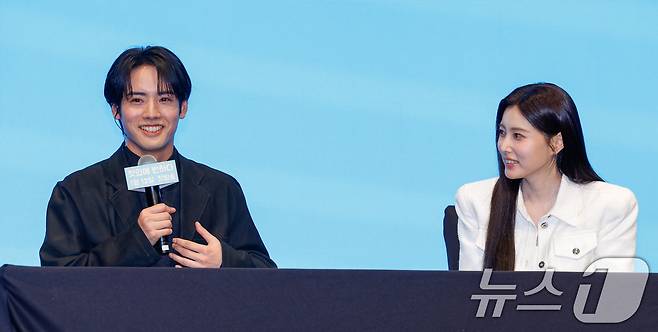 배우 아카소 에이지(赤楚衛二)와 강혜원이 7일 서울 구로구 더세인트에서 열린 일본 테레비 도쿄(TV TOKYO) 드라마 '첫입에 반하다'(김밥과 오니기리, 사랑하는 두 사람은 닮았지만 다르다) 제작발표회에 참석해 질문에 답하고 있다. 2026.1.7/뉴스1 ⓒ News1 안은나 기자