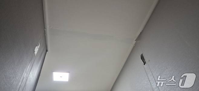 현관 중문 철거 과정에서 천정 벽지가 일부 훼손된 모습.(임차인 A 씨 제공. 재판매 및 DB금지)/뉴스1