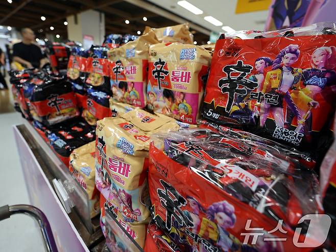 서울 시내 한 마트에 농심과 넷플릭스가 협업한 '케이팝 데몬 헌터스' 스페셜 제품이 진열돼 있다. 2025.8.31/뉴스1 ⓒ News1 황기선 기자