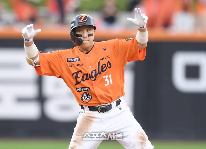 한화 손아섭이 18일 대전 한화생명볼파크에서 열린 2025 KBO 포스트시즌 플레이오프 1차전 삼성과 경기 6회말 무사2루 1타점 2루타를 친 후 환호하고 있다. 대전 | 최승섭기자 thunder@sportsseoul.com