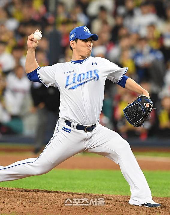 삼성 김재윤이 25일 대구 삼성라이온즈파크에서 열린 2024 KBO리그 KIA와의 한국시리즈 3차전 8회초 등판해 힘차게 공을 던지고 있다. 2024. 10. 25.  대구 | 박진업 기자 upandup@sportsseoul.com