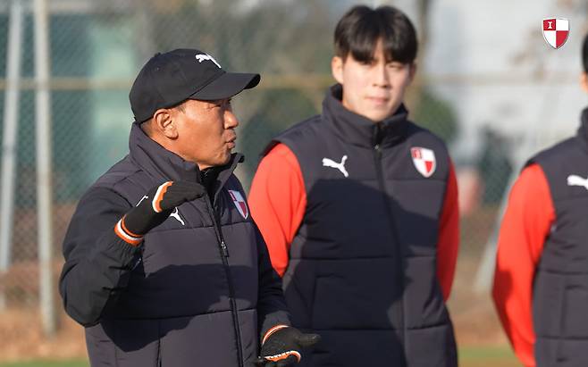 부산 클럽하우스에서 동계훈련을 지휘하는 조성환 감독. 사진제공=부산 아이파크