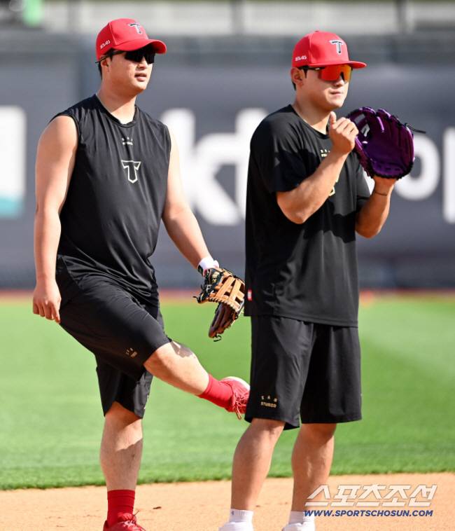 22일 수원KT위즈파크에서 열린 KIA와 KT의 경기, KIA 변우혁과 김도영이 수비훈련을 하고 있다. 수원=허상욱 기자wook@sportschosun.com/2025.05.22/