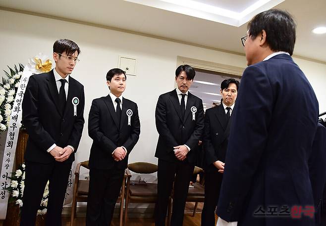 고(故) 안성기 배우의 빈소가 마련된 지난 5일 서울 서초구 서울성모병원 장례식장에 대중문화 최고 영예인 금관문화훈장이 놓여 있다. 문화체육관광부는 이날 안성기 배우에게 정부를 대표해 금관문화훈장(1등급)을 추서한다고 밝혔다.&nbsp; 배우 정우성, 이정재가 유족과 함께 빈소를 지키고 있다. [사진=사진공동취재단]