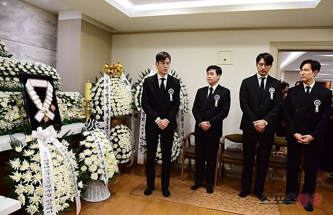 고(故) 안성기 배우의 빈소가 마련된 지난 5일 서울 서초구 서울성모병원 장례식장에 대중문화 최고 영예인 금관문화훈장이 놓여 있다. 문화체육관광부는 이날 안성기 배우에게 정부를 대표해 금관문화훈장(1등급)을 추서한다고 밝혔다.&nbsp; 배우 정우성, 이정재가 유족과 함께 빈소를 지키고 있다. [사진=사진공동취재단]