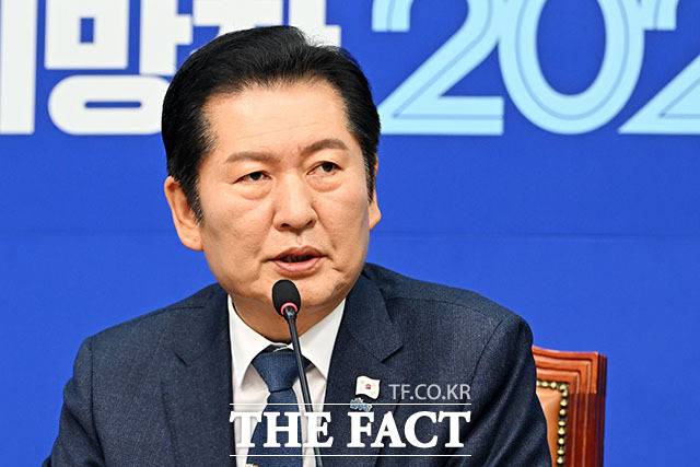 더불어민주당 최고위원 보궐선거에 출마한 유동철 부산 수영구 지역위원장이 6일 후보직에서 사퇴하면서, 이번 보궐은 친정청래(친청)계와 비정청래(비청)계 후보 간 2 대 2 대결 구도로 재편된 모습이다. 특정 계파 지원을 위한 유권자 당원의 '표 몰아주기'가 가능해짐에 따라 '정청래 대표 재신임 투표' 성격도 더욱 짙어졌다는 분석이다. /남용희 기자