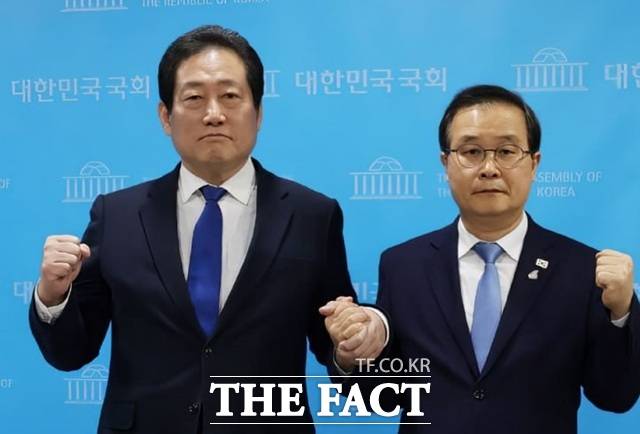 더불어민주당 최고위원 보궐선거에 출마한 유동철 부산 수영구 지역위원장(왼쪽)이 6일 후보직에서 사퇴한 가운데, 이건태 후보는 유 위원장 격려차 현장에 함께했다. 사진은 회견이 끝난 뒤 손을 맞잡고 기념촬영을 하고 있는 유 위원장과 이 후보. /이건태 의원