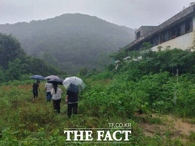 경기도 동두천시 성병관리소 옛 부지 존치 문제에 중립적 태도를 유지해 온 정부가 최근 보존에 무게를 두는 방향으로 입장을 선회하는 모양새다. 사진은 경기도 동두천시에 위치한 옛 성병관리소와 그 앞 공터의 모습. /김수민 기자
