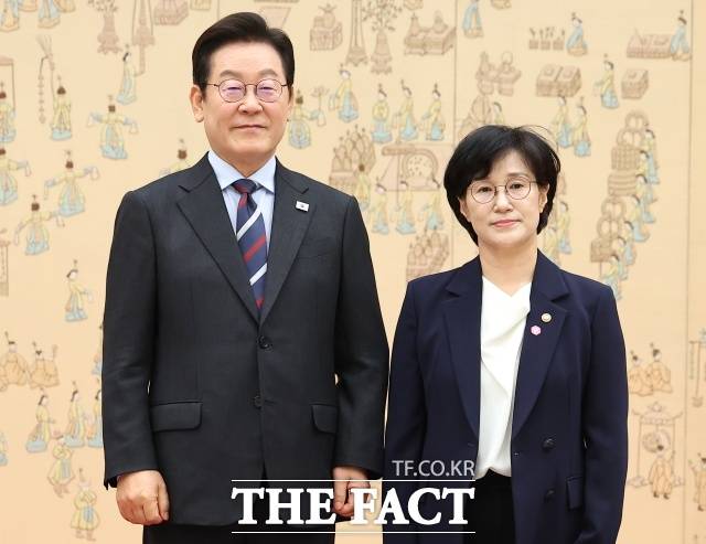 성평등가족부와 경기도청, 동두천시, 시민단체가 참여하는 대화협의체 출범은 미뤄지고 있다. 애초 지난달 11일 각 관계자들이 구성에 합의한 이후 연말까지 구성 절차를 마무리 짓기로 계획했지만 늦춰진 것이다. 사진은 이재명 대통령(왼쪽)과 원민경 성평등가족부 장관. /뉴시스