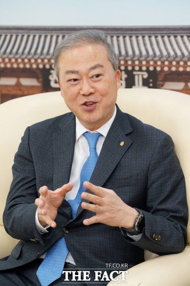 지난해 12월 31일 오전 전주시 덕진구 금암동 전북대학교 총장실에서 양오봉 총장이 <더팩트>와 대면 인터뷰를 하고 있다. /전주=김수홍 기자