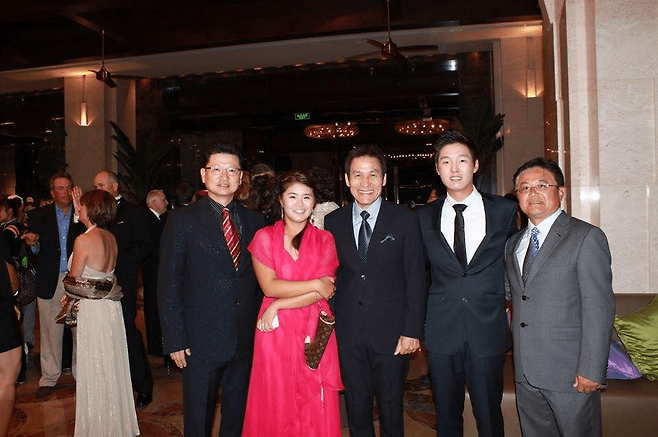 중국 하이난 미션힐스골프클럽에서 만난 안성기와 램버트 심, 대니 리, 최혜용. 램버트 심 제공&nbsp;