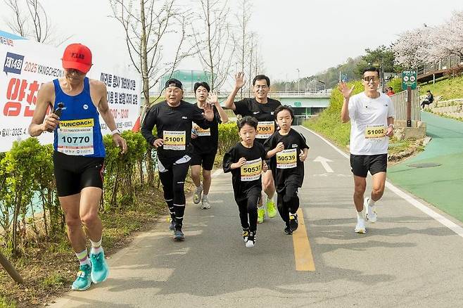 지난 제14회 양천마라톤 대회에서 참가자들과 함께 뛰는 이기재구청장(가운데). 양천구 제공.