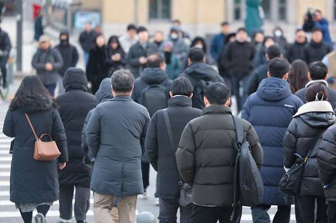 지난 3일 서울 종로구 광화문네거리에서 시민들이 이동하고 있다. 연합뉴스