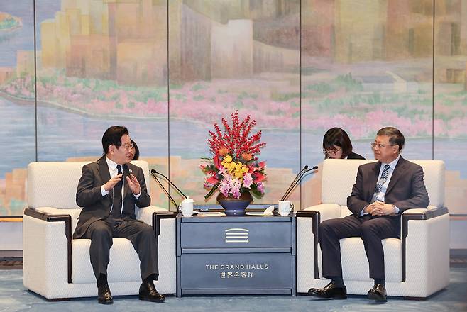 중국을 국빈 방문 중인 이재명 대통령이 6일 천지닝 상하이시 당서기와 만찬에 앞서 사전 환담을 하고 있다./뉴스1