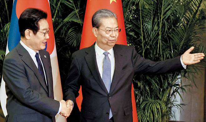 뉴스1자오러지 위원장 “이쪽으로…”  중국을 국빈 방문 중인 이재명 대통령이 6일 베이징 인민대회당에서 중국 서열 3위인 자오러지 전국인민대표대회 상무위원장과 기념 촬영을 한 뒤 자리를 안내받고 있다. 이 대통령은 “한중 관계를 더욱 발전시킬 수 있게 전인대의 지지와 성원을 부탁드린다”고 했다.