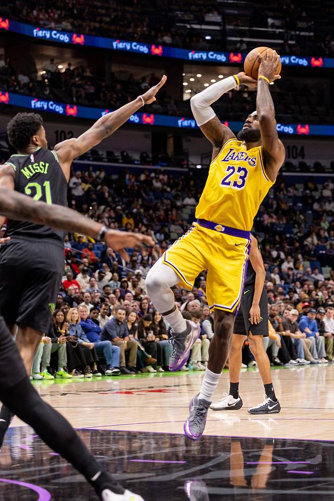 LA 레이커스의 르브론 제임스가 7일 열린 뉴올리언스 펠리컨스와의 NBA 원정 경기에서 점프슛을 시도하고 있다. 그는 이날 30점을 올리며 역전승에 앞장섰다. /Stephen Lew-Imagn Images 연합뉴스