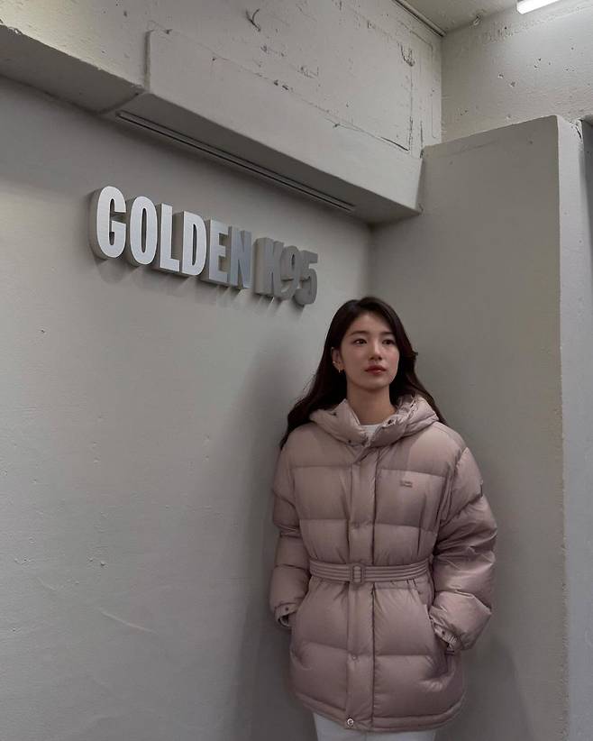 수지가 착용한 허리 벨트형 패딩. 인스타그램 @skuukzky