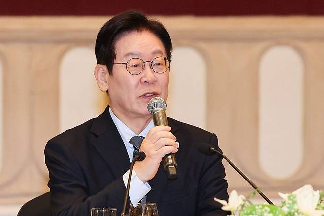 중국을 국빈방문 중인 이재명 대통령이 7일 상하이의 한 호텔에서 열린 순방 기자단 오찬 간담회에서 발언하고 있다. ⓒ연합뉴스
