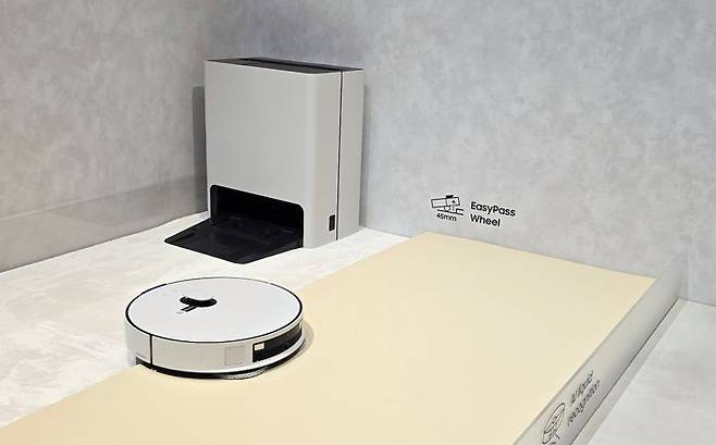 삼성전자가 미국 라스베이거스 윈 호텔에 마련한 단독 전시관에 AI 기능을 새롭게 추가한 2026년형 '비스포크 AI 스팀' 로봇청소기를 전시했다. ⓒ데일리안 고수정 기자