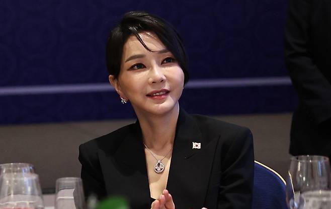 김건희 여사가 29일 오후(현지시간) 마드리드 시내 호텔에서 열린 재스페인 동포 초청 만찬간담회에서 박수치고 있다. (대통령실사진기자단) 2022.6.30