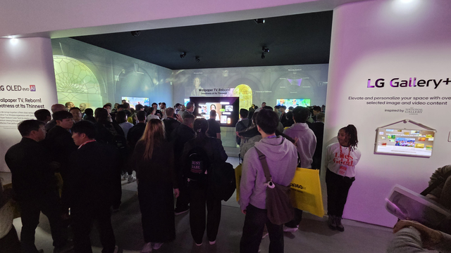 CES 2026이 미국 라스베이거스 컨벤션센터(LVCC)에서 6일(현지시간) 개막한 가운데 LG전자 부스 월페이퍼 존에 관람객들이 몰려 있다. 장우진 기자
