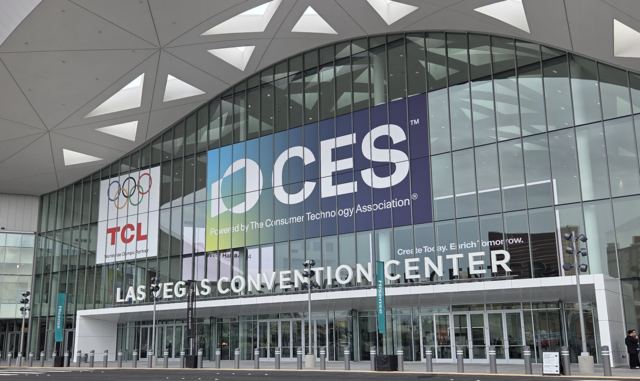 세계 최대 IT·가전 전시회 CES 2026이 열리는 미국 라스베이거스 컨벤션센터(LVCC). 외벽 중앙 ‘CES’ 로고 옆에 TCL 앰블럼이 걸려 있고, 인도를 따라서는 하이센스 배너가 세워져 있다. 장우진 기자