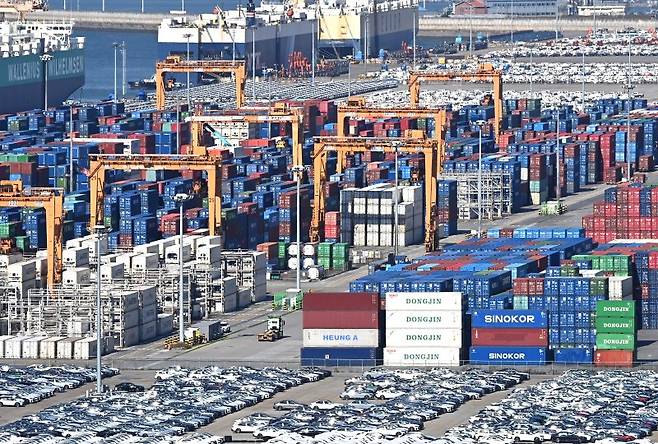 지난해 10월 경기 평택항에 수출입 컨테이너가 쌓여 있다. 뉴시스