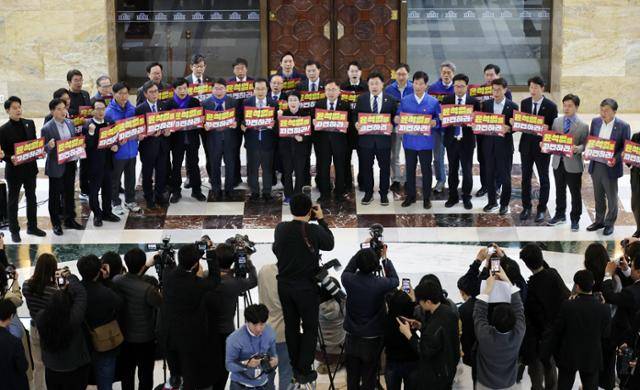 2025년 3월 이건태 더불어민주당 의원 등 초선의원 모임인 '더민초' 의원들이 서울 여의도 국회 로텐더홀에서 열린 비상시국대응 긴급기자회견에서 윤석열 대통령 파면을 촉구하는 피케팅을 하고 있다. 뉴시스