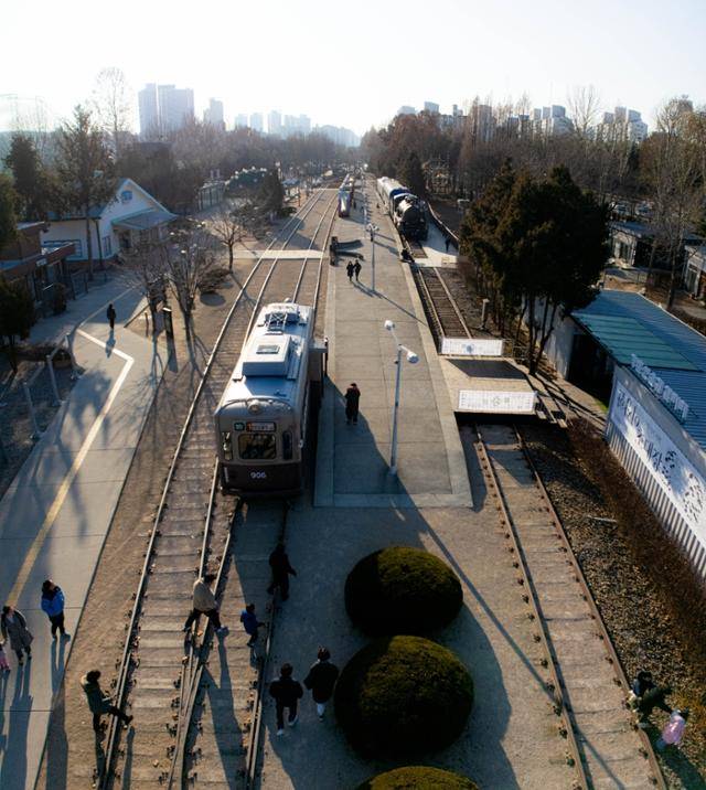 어린 아이를 동반한 가족 단위 방문객이 화랑대 철도공원을 둘러보고 있다. 이한호 기자