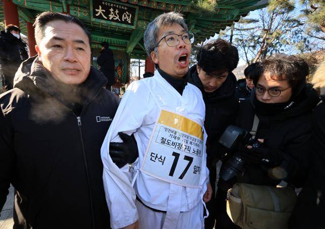 서재유씨가 단식 17일차였던 지난 2일 서울 종로구 청와대 앞 대고각을 두드린 뒤 경찰에 끌려 나가는 모습. 뉴스1