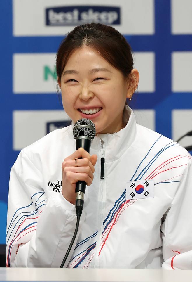 <yonhap photo-5051=""> 질문 답하는 김민선 (진천=연합뉴스) 이지은 기자 = 7일 충북 진천선수촌에서 열린 2026 밀라노·코르티나 동계올림픽대회 D-30 미디어데이에서 스피드스케이팅 김민선이 취재진 질문에 답하고 있다. 2026.1.7 jieunlee@yna.co.kr/2026-01-07 14:01:50/ <저작권자 ⓒ 19802026 ㈜연합뉴스. 무단 전재 재배포 금지, AI 학습 및 활용 금지></yonhap>
