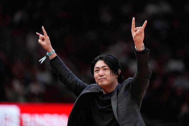 <yonhap photo-2416=""> Newly acquired Houston Astros Japanese pitcher Tatsuya Imai is introduced during the first half of an NBA basketball game between the Phoenix Suns and Houston Rockets Monday, Jan. 5, 2026, in Houston. (AP Photo/David J. Phillip)/2026-01-06 11:26:40/ <저작권자 ⓒ 1980~2026 ㈜연합뉴스. 무단 전재 재배포 금지, AI 학습 및 활용 금지></yonhap>