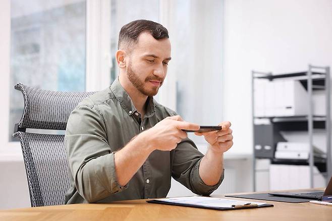 스마트폰으로 종이 문서를 스캔할 수 있다 / 출처=셔터스톡