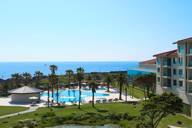 해비치 호텔앤드리조트 제주 전경. 숙박·스파·자연 환경을 결합한 웰니스형 체류 공간도 제주 관광의 새로운 흐름으로 주목받고 있다. (제주관광공사)