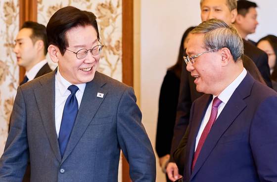 중국을 국빈방문 중인 이재명 대통령이 6일 베이징 댜오위타이에서 리창 국무원 총리와 오찬장으로 이동하며 대화하고 있다. 전민규 기자
