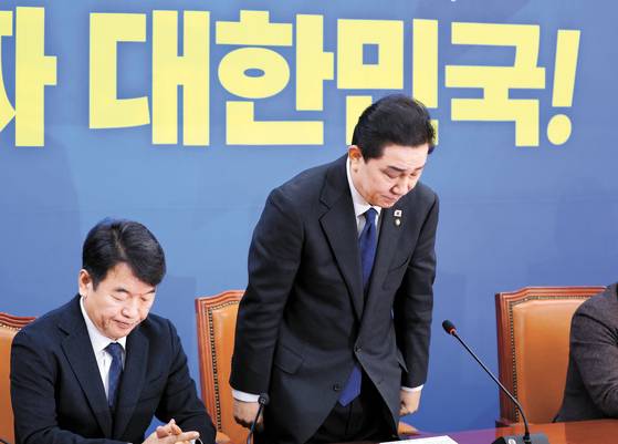 김병기 더불어민주당 의원이 지난해 12월 30일 국회에서 열린 민주당 원내대책회의에서 원내대표직 사퇴 의사를 밝히며 인사하고 있다. 연합뉴스