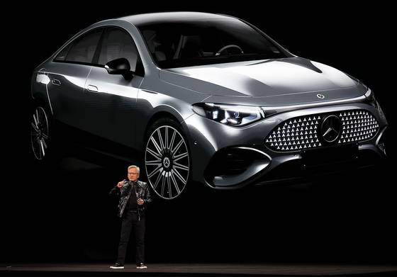 젠슨 황 엔비디아 CEO가 5일(현지시간) 미국 네바다주 라스베이거스 퐁텐블로 호텔에서 열린 엔비디아 CES 2026 라이브에서 기조연설 도중 벤츠와의 협업에 대해 설명하고 있다. 뉴스1