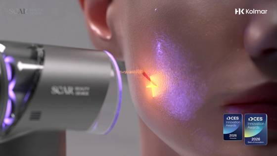 CES 2026에서 최고혁신상을 수상한 ‘스카 뷰티 디바이스(Scar Beauty Device)’가 상처 부위에 커버파우더를 정밀 분사하는 모습. 사진 한국콜마