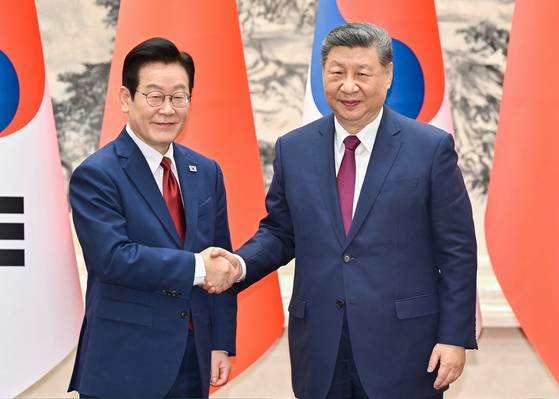 중국을 국빈 방문한 이재명 대통령이 7일 시진핑 중국 국가주석과 정상회담에 앞서 악수를 나누고 있다. 중국 상무부는 이날 군사 용도로 쓰일 수 있는 '이중 용도' 물자에 대해 일본 수출을 금지한다는 발표를 내놨다. 신화통신·AP=연합뉴스