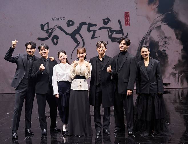7일 화성예술의전당에서 열린 뮤지컬 '몽유도원' 제작발표회에서 출연 배우들이 포즈를 취하고 있다. 사진 에이콤