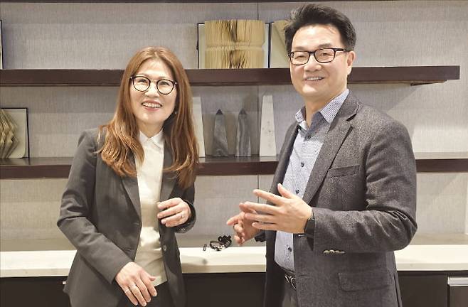 김성현 성균관대 경제학과 교수(오른쪽)가 5일(현지시간) 미국 필라델피아에서 열린 미국경제학회에 참석해 장유순 인디애나주립대 교수와 대화를 나누고 있다.  박신영 특파원