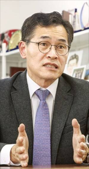 이기재 서울 양천구청장은 6일 한국경제신문 인터뷰에서 “10년 내로 목동 신시가지 모든 단지의 재건축이 완료되면 양천은 서울 서남권 중심 도시가 될 것”이라고 말했다. 문경덕 기자