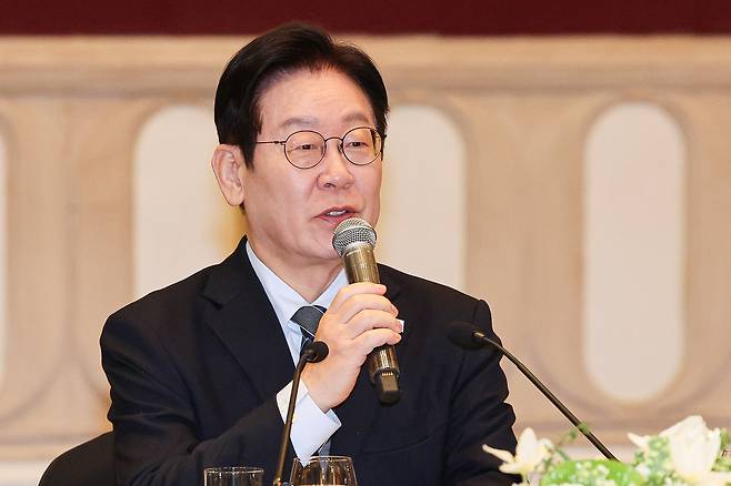 중국을 국빈방문 중인 이재명 대통령이 7일 상하이 프레스센터에서 열린 순방 기자단 오찬 간담회에서 발언하고 있다. 연합뉴스