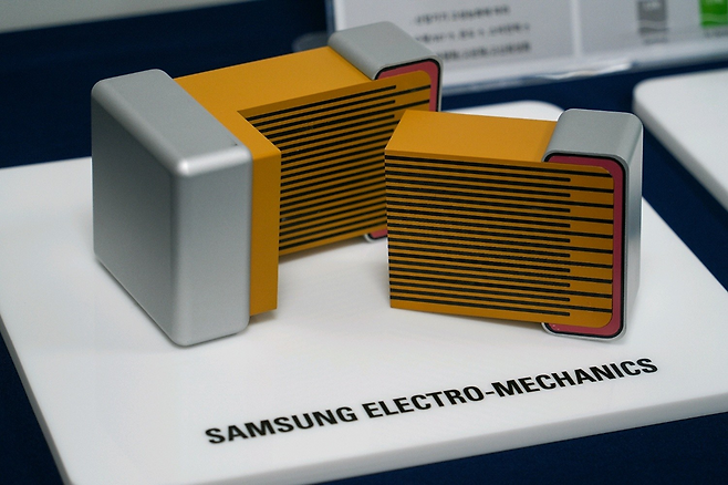 An enlarged MLCC model from Samsung Electro-Mechanics exposes the dense stack of internal layers that must be produced with extreme precision, a key reason advanced capacitors are difficult to scale for AI hardware. (Samsung Electro-Mechanics)