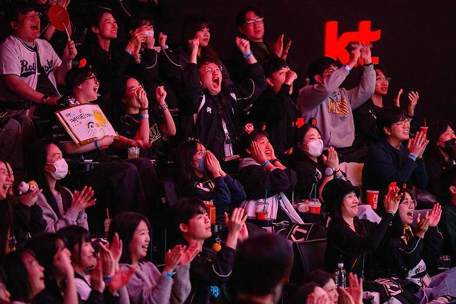 Fans are seen at a viewing party for the League of Legends 2025 World Championship Finals at LoL Park Stadium, an e-sports venue in Seoul, as the LoL Worlds Championship finals between T1 and KT takes place in Chengdu on Nov. 9, 2025. [AFP/YONHAP]