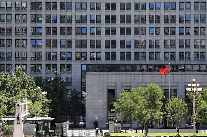 A Chinese flag flutters at the Chinese Ministry of Commerce building in Beijing on June 4, 2025. [REUTERS/YONHAP]