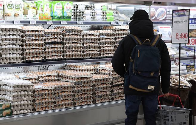 Eggs are on display at a supermarket in Seoul on Jan. 7. [NEWS1]