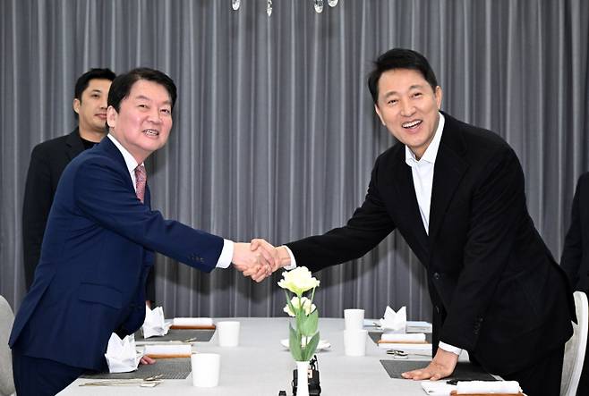 오세훈 서울시장이 6일 서울시장 공관에서 국민의힘 안철수 의원과 만나고 있다. 서울시 제공&nbsp;