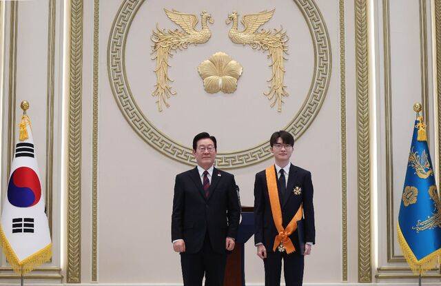 이재명 대통령과 ‘페이커’ 이상혁이 2일 청와대 영빈관에서 체육훈장 수훈을 기념 촬영하고 있다. 사진기자협회